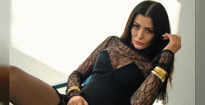 Deniz Çakır'dan sektöre sert eleştiri: Kadınların raf ömrü var, erkekler aynı kalıyor