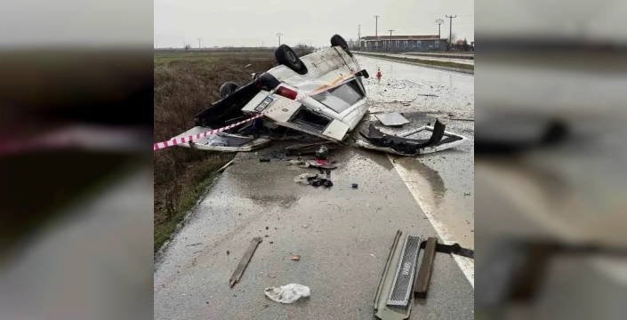 Denizli-Uşak yolunda taklalar atan araçtan mucize kurtuluş: 2 yaralı