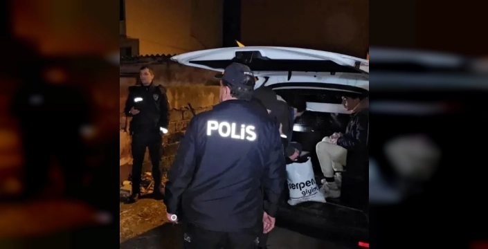 Gece Yarısı Operasyonu: Aralarında Çocukların da Olduğu 18 Kaçak Göçmen Yakalandı!
