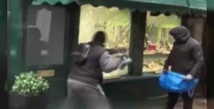 Gündüz vakti balyozla kuyumcu soygunu: Şok edici anlar kaydedildi