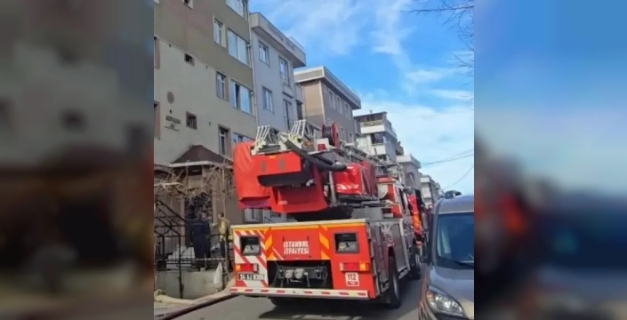 İstanbul'da 4 katlı binada yangın: 7 kişi dramatik kurtarıldı, 3'ü hastanelik oldu