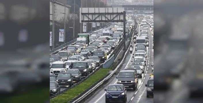 İstanbul'da trafik yoğunluğu yüzde 72'ye çıktı, sürücüler zor anlar yaşıyor