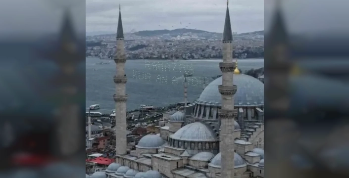 İstanbul semaları Ramazan coşkusuyla ışıldıyor: Mahyalar camilere asıldı