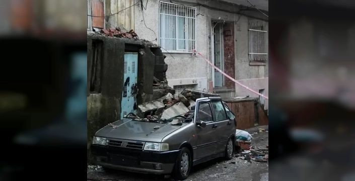 İzmir'de balkon çökmesi: Park halindeki araca zarar verdi