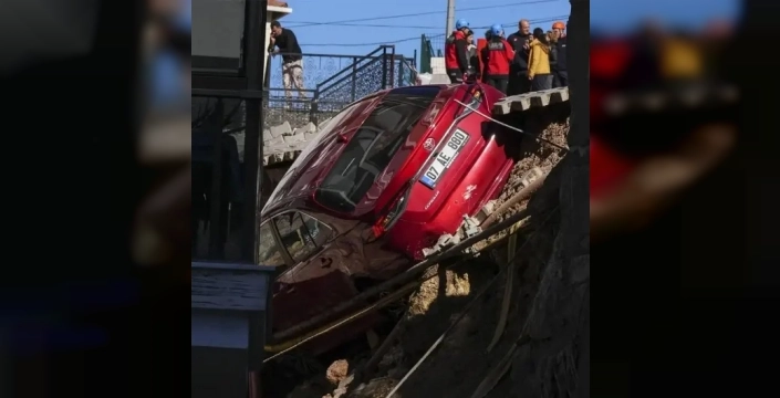 İzmir'de istinat duvarı çöktü: 2 bina ve 6 araç zarar gördü