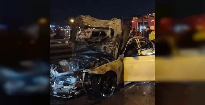 Kadıköy'de seyir halindeki otomobil alev aldı