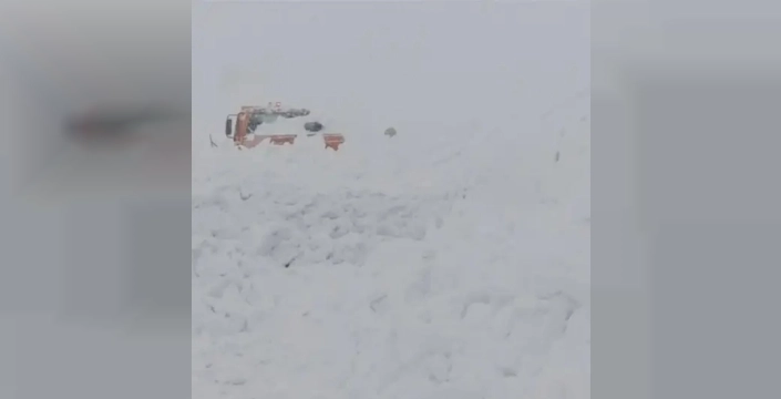 Kar Altında Hayat Kurtarma Operasyonu: Kar Küreme Aracına Çığ Düştü, Operatör Sağ Çıkarıldı