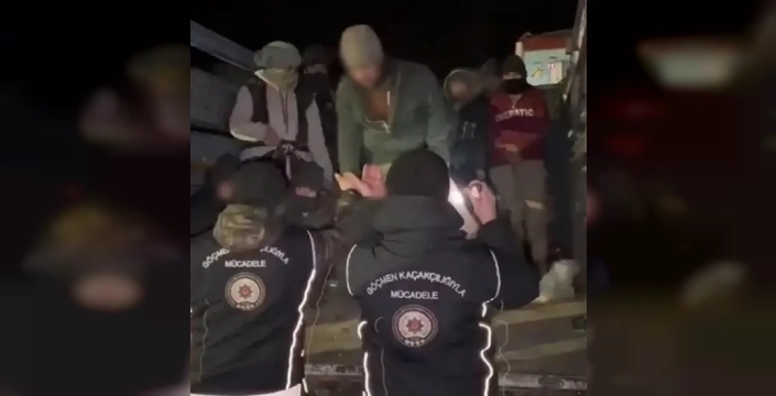 Kars'ta 'dur' ihtarına uymayan araçta şok: 19 düzensiz göçmen yakalandı