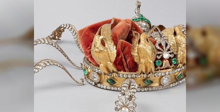 Louvre Müzesi'nde büyük soygunun izleri: İmparatoriçe'nin tacı hasarlı bulundu