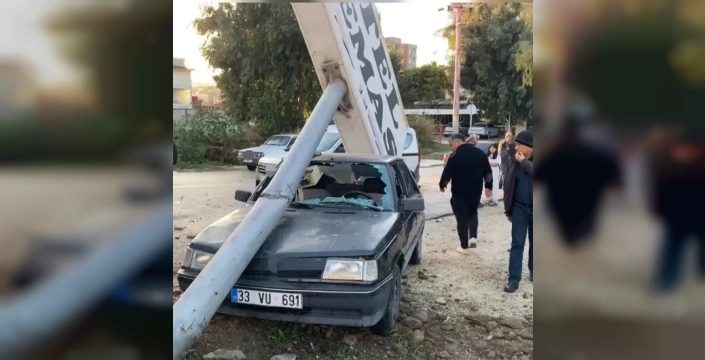 Mersin'de yağmurda kontrolden çıkan kamyon, tabelayı otomobilin üzerine devirdi: Bir yaralı