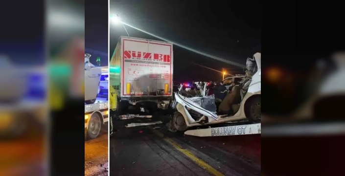 Niğde'de feci kaza: Otomobil tırın altına girdi, sürücü hayatını kaybetti