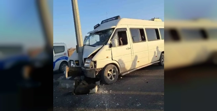 Şanlıurfa'da tarım işçilerini taşıyan minibüs kaza yaptı: 15 yaralı