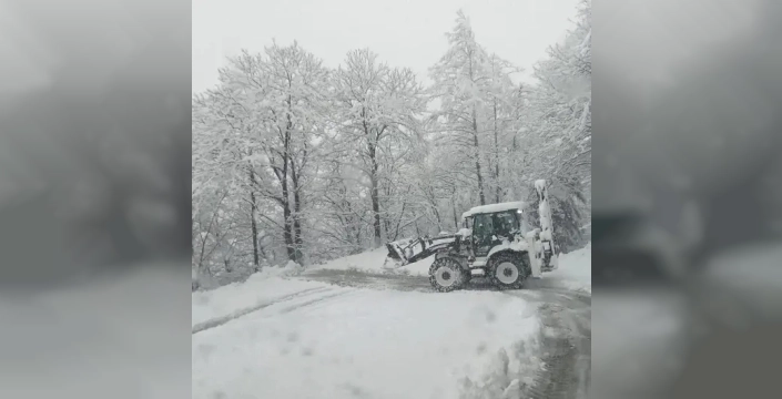Trabzon'un yüksek kesimleri beyaza büründü: Ulaşım aksadı, ekipler teyakkuzda