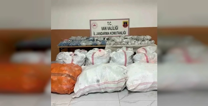 Van'da büyük kaçakçılık operasyonu: 3 milyon liralık eşya ve sigara ele geçirildi