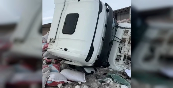 Van'da tır şarampole devrildi, bir kişi yaralandı