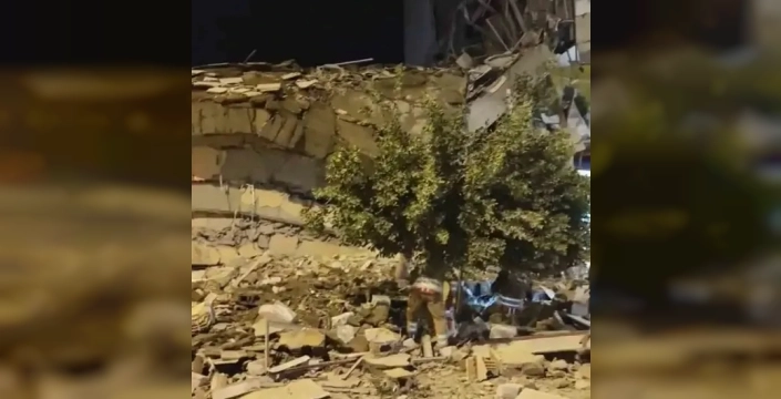 Yıkım sırasındaki dehşet: Hatay'da hasarlı bina göz göre göre çöktü!
