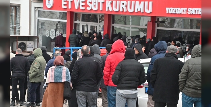 Yozgat'ta ramazan öncesi et kuyruğu: Soğuk havada saatlerce bekleyen vatandaşlar
