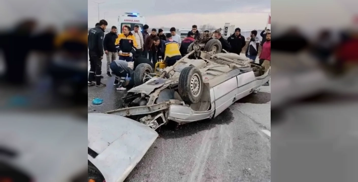 Çorum'da otomobil aydınlatma direğine böyle çarptı: 3 yaralı, biri ağır!