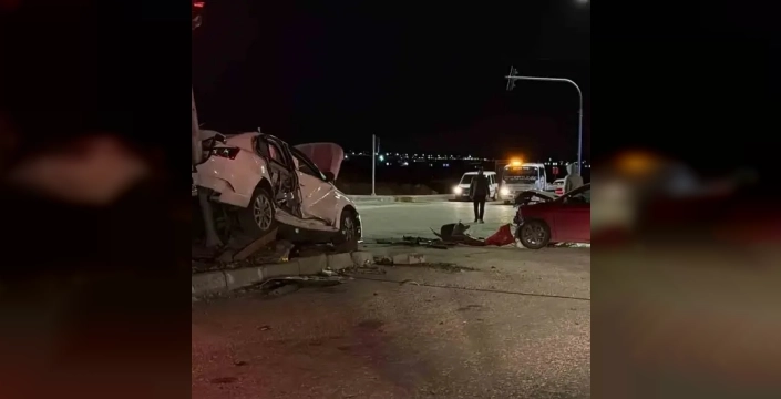 Diyarbakır'da iki otomobil kafa kafaya çarpıştı: Üç yaralı