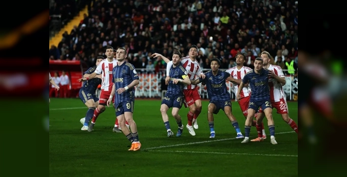 Fenerbahçe, Antalya'da dramatik beraberlikle zirve yarışında yara aldı