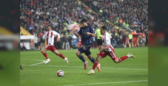 Fenerbahçe, Antalya'da puan kaybedince spor yazarlarından ağır eleştiriler yağdı: 'Düdükler kimin için çalıyor?