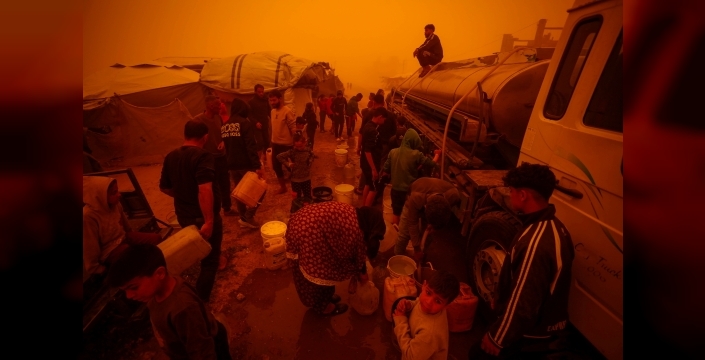 Gazze'de gökyüzü kızıla döndü: Kum fırtınası yerinden edilmiş Filistinlilerin çilesini katladı