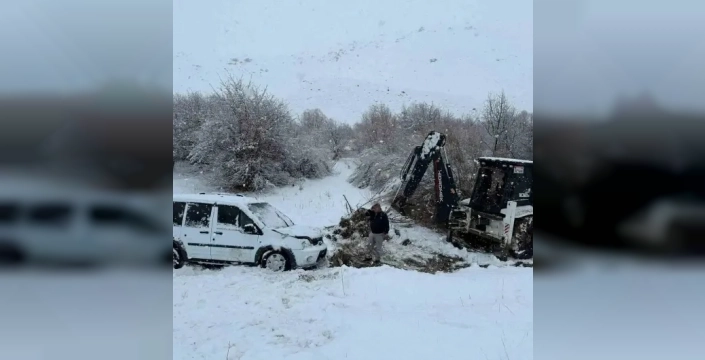 Hakkari-Van yolunda kar kazası: İki kişi yaralandı