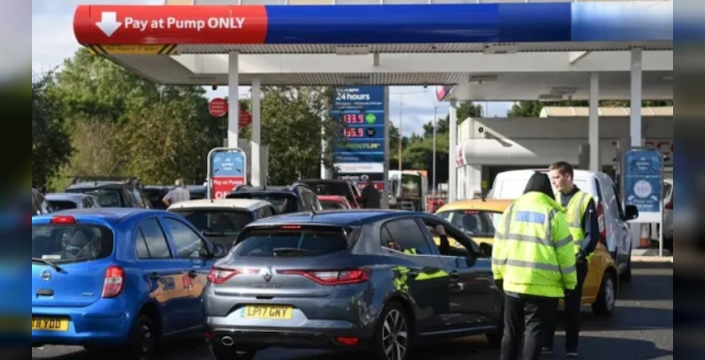 İngiltere'de yakıt krizi patlak verdi: Fiyatlar tavan yaptı, istasyonlar boşalıyor!