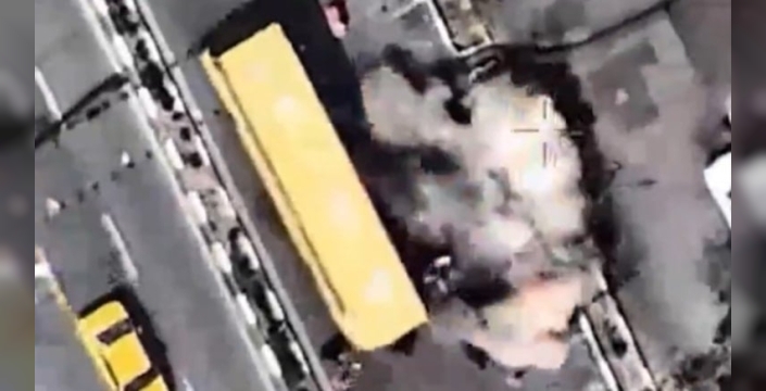 İsrail'in hedef avı: İranlı komutan otobüsten indiği an vuruldu