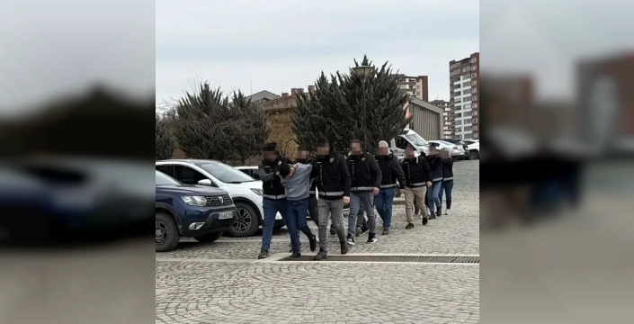 Midesinde gizlediği uyuşturucuyla Türkiye'ye girmeye çalışan şüpheli ve yardımcıları yakalandı: 3 tutuklama