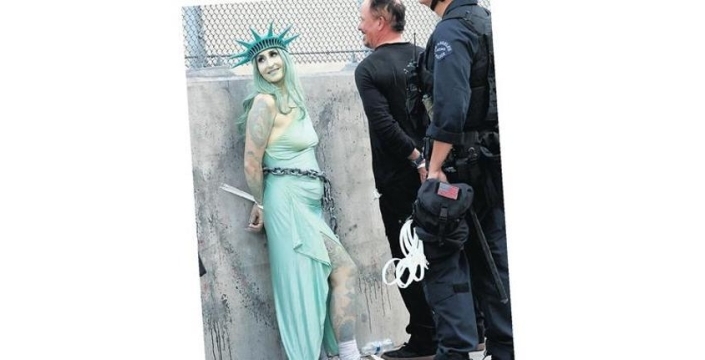Özgürlük Heykeli kılığındaki kadın, Trump karşıtı protestoların sembolü oldu