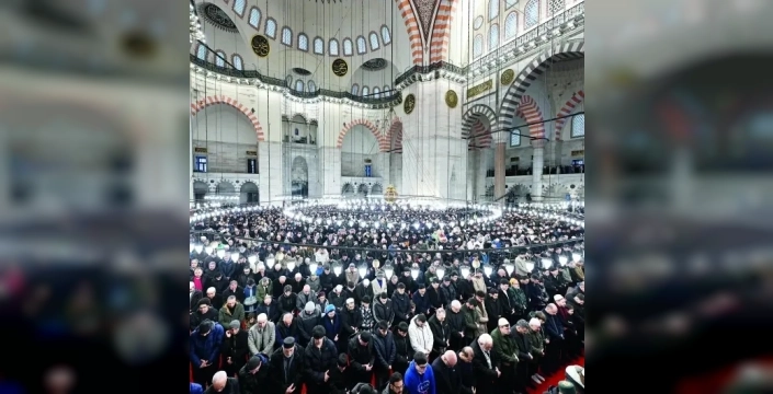 Ramazan Bayramı'nda camiler doldu taştı, cemaat avlulara taştı