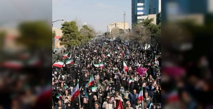 Tahran'da cuma namazı sonrası ABD ve İsrail'e karşı büyük protesto: 'Zafere kadar savaş' sloganları yükseldi