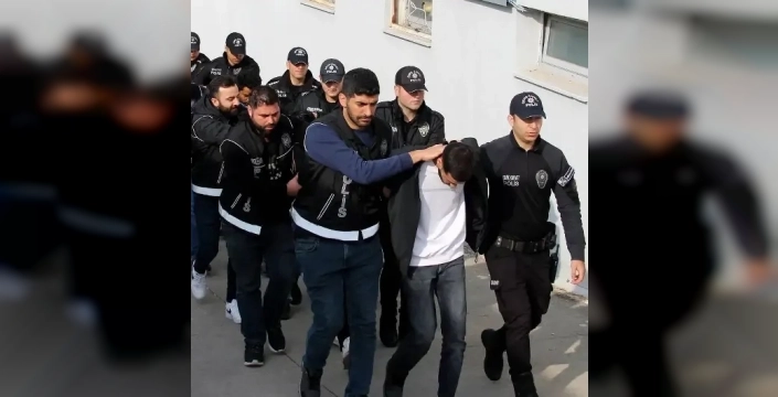 Adana'da deha işi kaçak sigara operasyonu: Sanayi tipi makineler ve milyonlarca paket ele geçirildi!