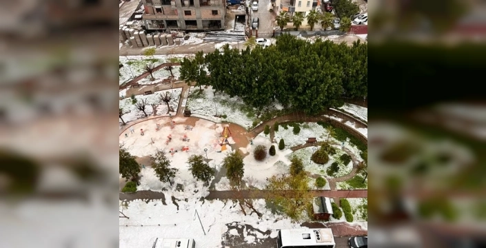 Adana'da sağanak ve dolu, araçları ve hayatı etkiledi