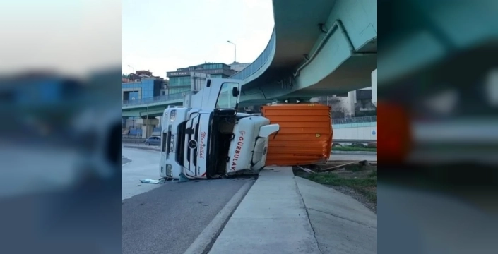 Beylikdüzü'nde virajda devrilen TIR, facianın eşiğinden döndü