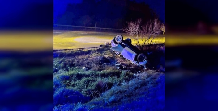 Elazığ-Diyarbakır karayolunda yürekler ağza geldi: Otomobil takla attı, iki kişi yaralandı!