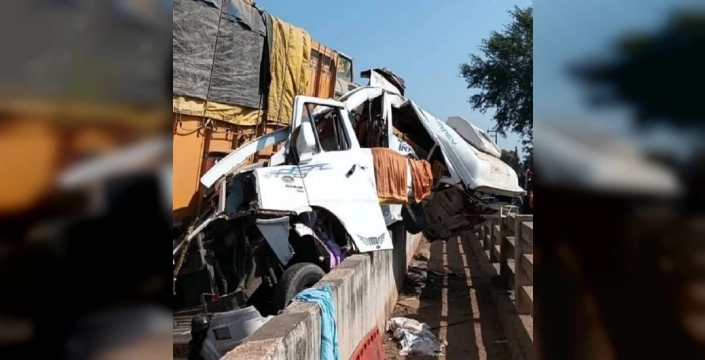 Hindistan'da dehşet: Zincirleme kaza can aldı, 13 ölü, 30 yaralı