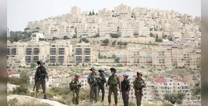 İşgalci İsrail askerlerinden camiye vahşi baskın: Köpekle Filistinliye saldırdılar!