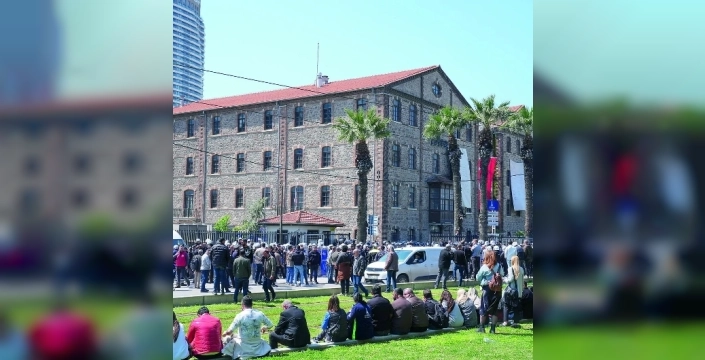 İzmir'de tarihi binada tahliye süreci başladı