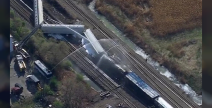 New Jersey'de alarm: Tren raydan çıktı, kimyasal sızıntı paniği!