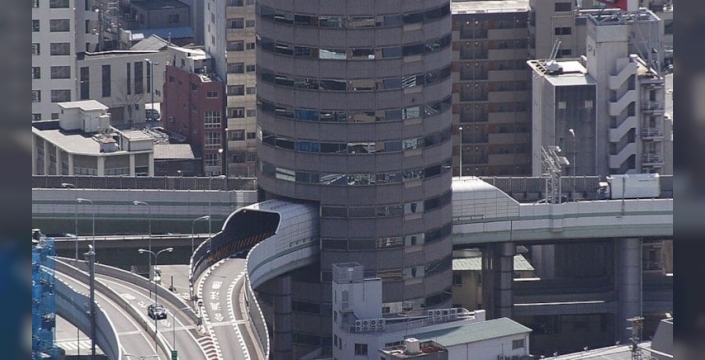 Osaka'da akılalmaz mimari: Bina ortasından otoyol geçiyor, görenler şaşkınlığını gizleyemiyor!