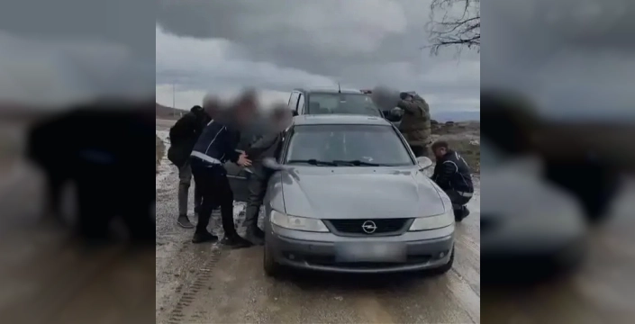 Yozgat'ta durdurulan araçta 3 kaçak göçmen çıktı, şüpheli tutuklandı